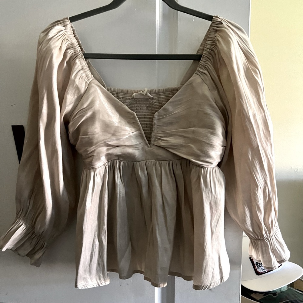 Women’s M Cream/Gold Top.